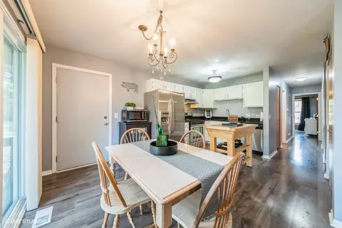 Dining - 1930 Matthew Ct #B, Elgin, IL 60123 photo 2 of 3
