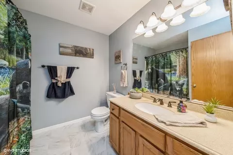 Bath - 1930 Matthew Ct #B, Elgin, IL 60123 photo 2 of 2