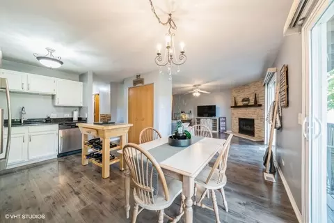 Dining - 1930 Matthew Ct #B, Elgin, IL 60123 photo 3 of 3