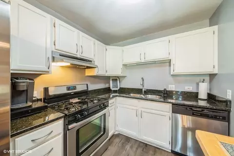 Kitchen - 1930 Matthew Ct #B, Elgin, IL 60123 photo 2 of 5