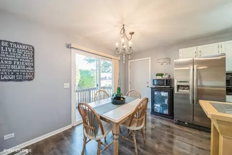 Dining - 1930 Matthew Ct #B, Elgin, IL 60123 photo 1 of 3