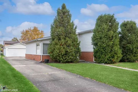 8452 W North Ter, Niles, IL 60714