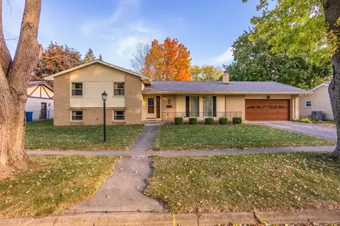 11 Manor Dr, Pontiac, IL 61764
