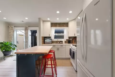 Kitchen - 5045 Rochester Dr, Hoffman Estates, IL 60010 photo 4 of 5