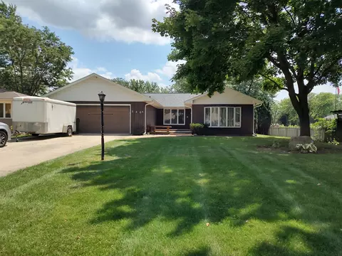 540 Mohican Rd, Carol Stream, IL 60188