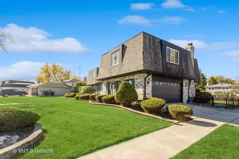 7608 Blackberry Ln, Willowbrook, IL 60527