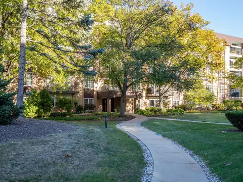 445 N Park Blvd #5A, Glen Ellyn, IL 60137
