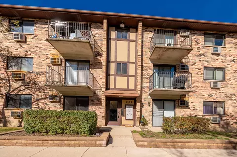 222 Klein Creek Ct #A, Carol Stream, IL 60188