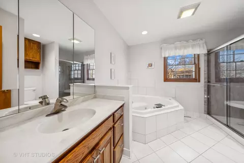 Bath - 1470 Mccormick Pl, Wheaton, IL 60189 photo 2 of 3