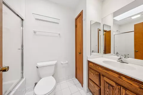 Bath - 1470 Mccormick Pl, Wheaton, IL 60189 photo 3 of 3