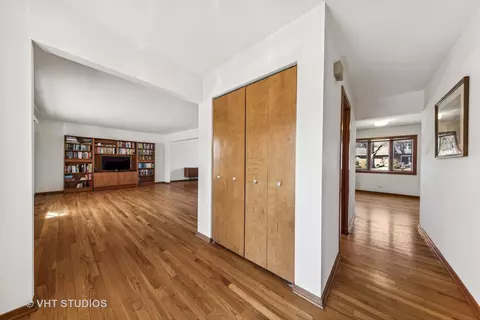 Entry Way - 1470 Mccormick Pl, Wheaton, IL 60189 photo 1 of 1