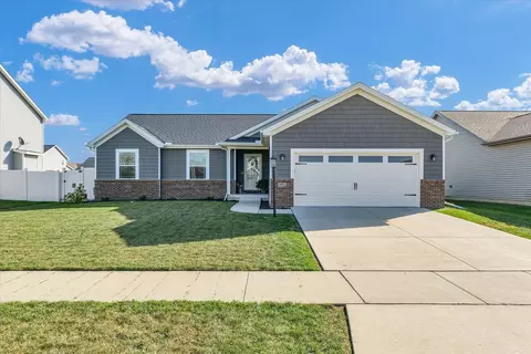 2003 Kinley Dr, Mahomet, IL 61853