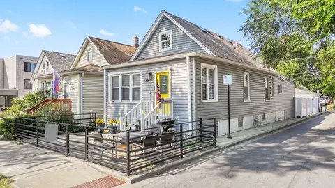 6562 N Damen Ave, Chicago, IL 60645