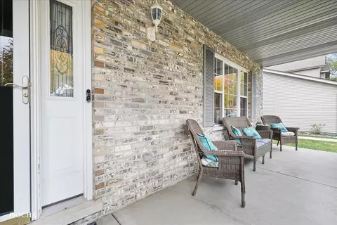 5213 Oakbrook Dr, Plainfield, IL 60586 photo 2