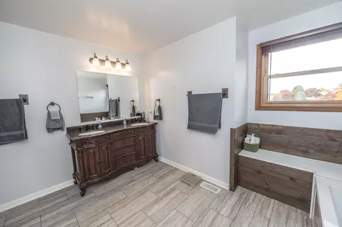 Bath - 24833 Burdick Rd, Plainfield, IL 60585 photo 4 of 7