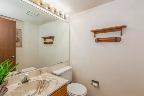 Bath - 1717 Ardmore Ln, Wheaton, IL 60189 photo 1 of 4