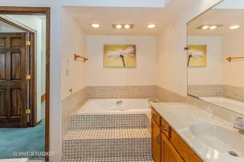 Bath - 1717 Ardmore Ln, Wheaton, IL 60189 photo 2 of 4