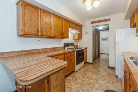 Kitchen - 1717 Ardmore Ln, Wheaton, IL 60189 photo 1 of 3