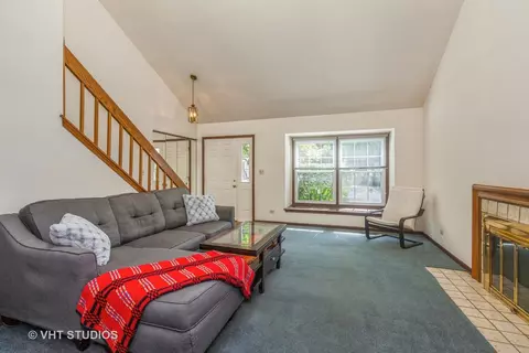 Living - 1717 Ardmore Ln, Wheaton, IL 60189 photo 2 of 3
