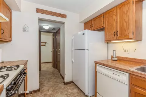 Kitchen - 1717 Ardmore Ln, Wheaton, IL 60189 photo 3 of 3