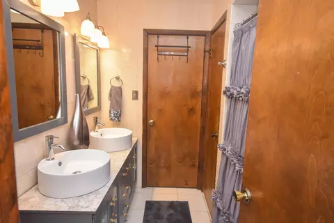 Bath - 18455 Clyde Ave, Lansing, IL 60438 photo 2 of 2