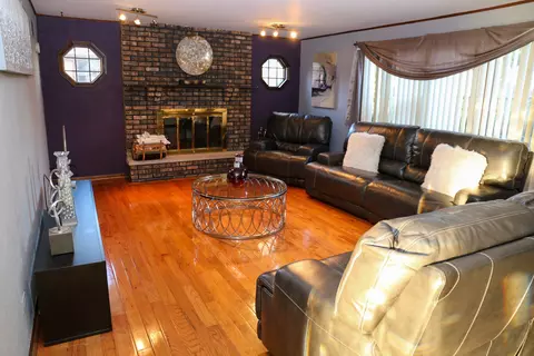 Living - 18455 Clyde Ave, Lansing, IL 60438 photo 2 of 3