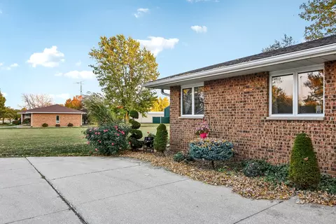 402 E 2nd St, Herscher, IL 60941 photo 2