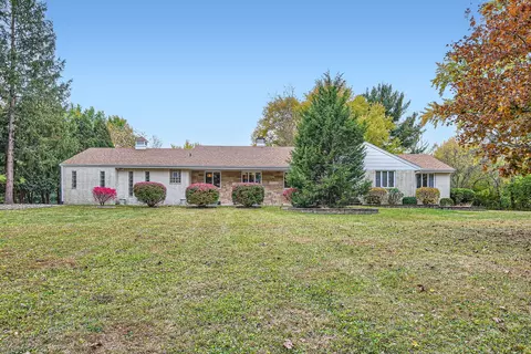 27501 W Henry Ln, Lake Barrington, IL 60010