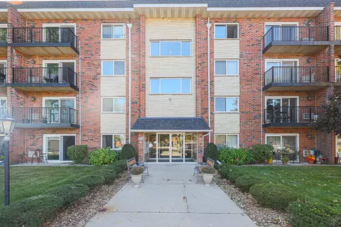 100 W Park Circle Dr #4D, Wheaton, IL 60187