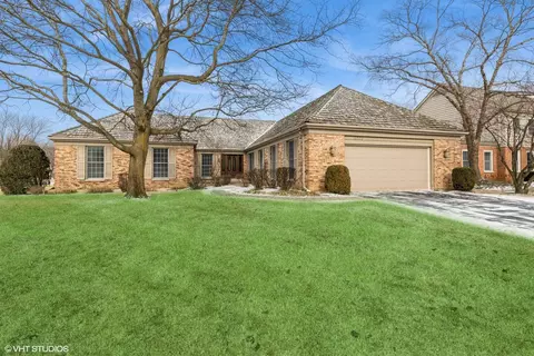 2359 Iroquois Dr, Glenview, IL 60026