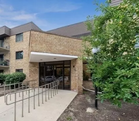 5600 Astor Ln #121, Rolling Meadows, IL 60008