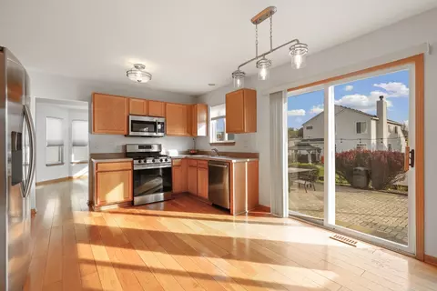 Kitchen - 1001 Eagle Point Dr, Matteson, IL 60443 photo 2 of 2