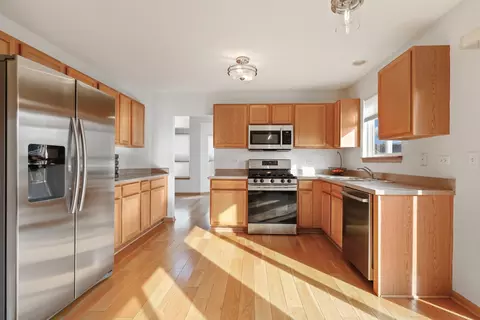 Kitchen - 1001 Eagle Point Dr, Matteson, IL 60443 photo 1 of 2