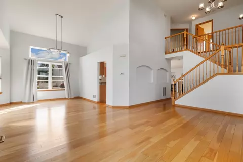 Living - 1001 Eagle Point Dr, Matteson, IL 60443 photo 6 of 6