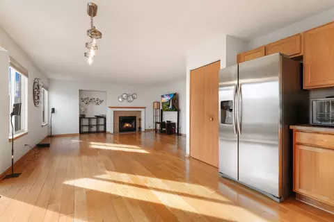 Living - 1001 Eagle Point Dr, Matteson, IL 60443 photo 3 of 6