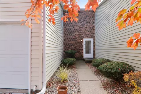 1544 Hunt Dr #D, Normal, IL 61761 photo 2
