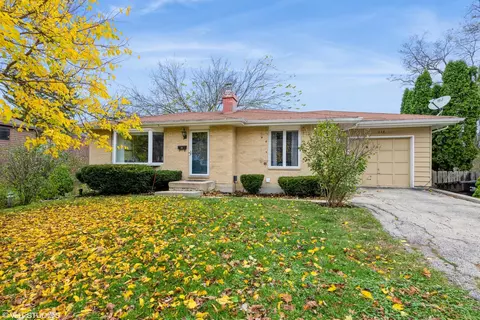 114 Forest Ave, Lake Zurich, IL 60047