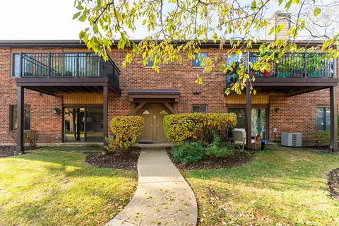 1119 Prescott Dr #1B, Roselle, IL 60172