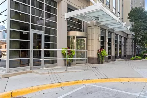 700 N Larrabee St #211, Chicago, IL 60654