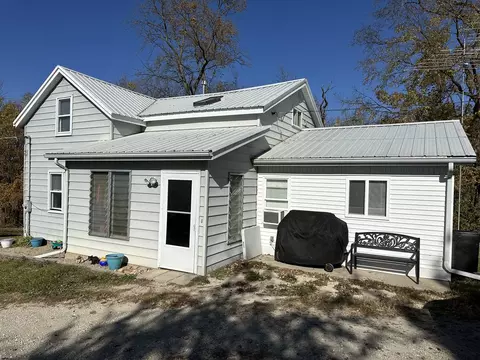 Exterior - 20450 Yorktown Rd, Morrison, IL 61270 photo 2 of 22