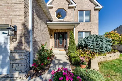 742 Bluejay Cir, Elk Grove Village, IL 60007