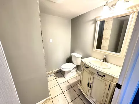 Bath - 2425 Sunflower Ct, Aurora, IL 60506 photo 2 of 3