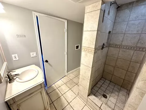 Bath - 2425 Sunflower Ct, Aurora, IL 60506 photo 3 of 3