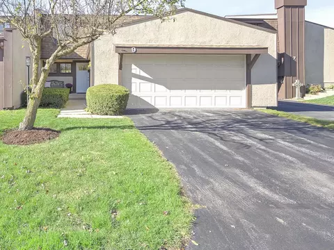 9 Stonehearth Sq #9, Indian Head Park, IL 60525