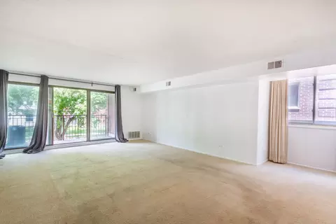 Living - 825 Pearson St #2A, Des Plaines, IL 60016 photo 4 of 5