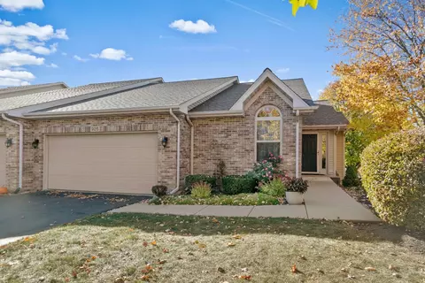 925 Foxpointe Dr, Sycamore, IL 60178