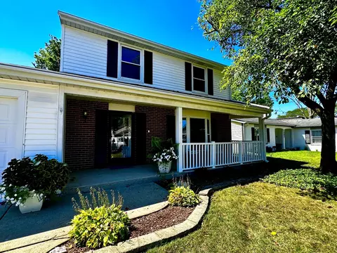 1088 Mill Creek Dr, Buffalo Grove, IL 60089