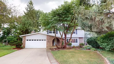 207 Londonderry Ct, Mundelein, IL 60060