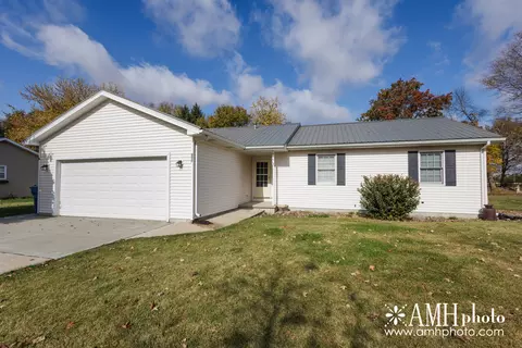 906 Thomas Dr, Momence, IL 60954