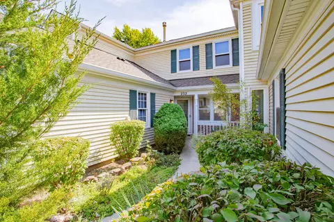 232 University Ln, Elk Grove Village, IL 60007